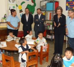 Su Majestad visita las aulas del Proyecto Social de la ONGD Futuro Vivo